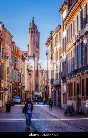 Vista sulla Rue du Taur e la chiesa di Notre Dame du Taur e le facciate tipiche di Tolosa, nel sud della Francia (Haute Garonne) Foto Stock