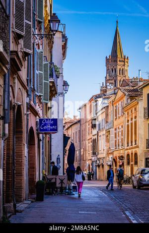 Vista sulla Rue du Taur con le sue case in mattoni e il campanile della Basilica di Saint Sernin, a Tolosa (alta Garonna, Francia) Foto Stock