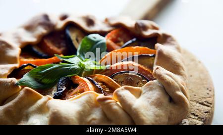 Melanzana pomodoro Galette. Le galette sono una specialità gastronomica della regione francese della Bretagna. Foto Stock