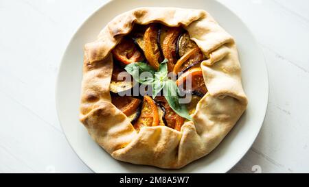 Melanzana pomodoro Galette. Le galette sono una specialità gastronomica della regione francese della Bretagna. Foto Stock