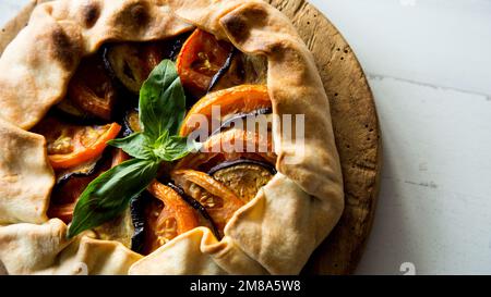 Melanzana pomodoro Galette. Le galette sono una specialità gastronomica della regione francese della Bretagna. Foto Stock