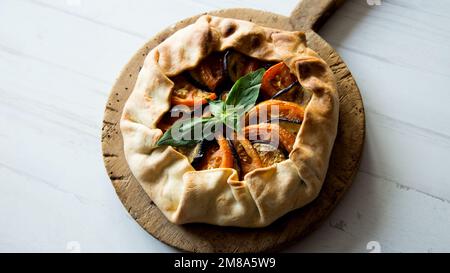 Melanzana pomodoro Galette. Le galette sono una specialità gastronomica della regione francese della Bretagna. Foto Stock