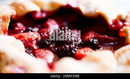 Frutti di bosco rossi Galette. Le galette sono una specialità gastronomica della regione francese della Bretagna. Foto Stock