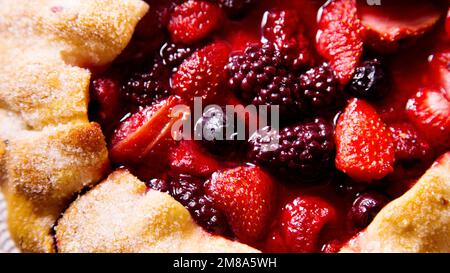 Frutti di bosco rossi Galette. Le galette sono una specialità gastronomica della regione francese della Bretagna. Foto Stock