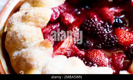 Frutti di bosco rossi Galette. Le galette sono una specialità gastronomica della regione francese della Bretagna. Foto Stock