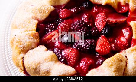 Frutti di bosco rossi Galette. Le galette sono una specialità gastronomica della regione francese della Bretagna. Foto Stock