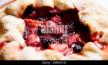 Frutti di bosco rossi Galette. Le galette sono una specialità gastronomica della regione francese della Bretagna. Foto Stock