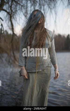 Primo piano vento soffia i capelli sopra la donna adulta volto ritratto immagine Foto Stock