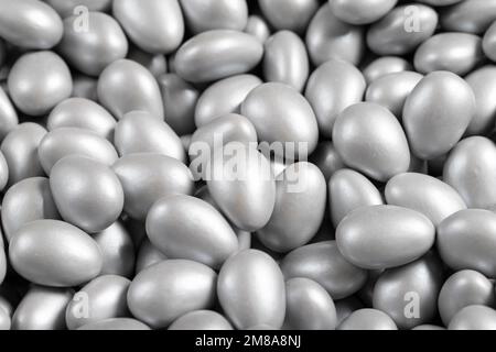 Drago al cioccolato sotto forma di un mucchio. Cioccolato grigio al drago ricoperto di zucchero all'esterno e ripieno di cioccolato all'interno. primo piano Foto Stock