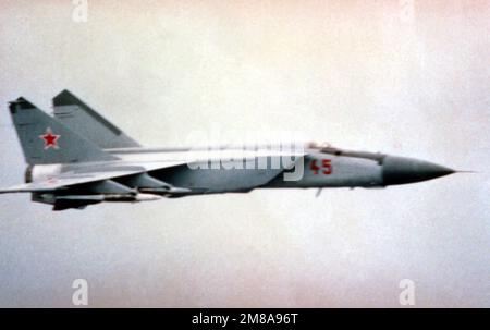 Una vista aria-aria lato destro di un aereo sovietico MIG-25 Foxbat. Paese: Sconosciuto Foto Stock