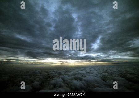 Un'alba sul Golfo del Messico è racchiusa tra due strati di nuvole spinti dall'uragano Gilbert in anticipo, come visto da un aereo Hercules WC-130H del 53rd Weather Reconnaissance Squadron. Nazione: Golfo del Messico Foto Stock