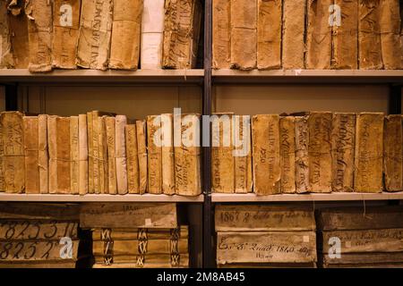Una vista dettagliata e ravvicinata di vecchi libri di registrazione ingialliti, seppia e libri contabili. Presso il Museo dell'Archivio storico del Banco di Napoli, la Banca di Napoli Foto Stock