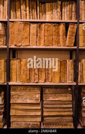 Una vista dettagliata e ravvicinata di vecchi libri di registrazione ingialliti, seppia e libri contabili. Presso il Museo dell'Archivio storico del Banco di Napoli, la Banca di Napoli Foto Stock