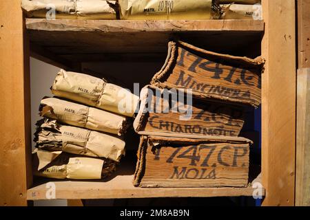 Una vista dettagliata e ravvicinata di vecchi libri di registrazione ingialliti, seppia e libri contabili. Presso il Museo dell'Archivio storico del Banco di Napoli, la Banca di Napoli Foto Stock