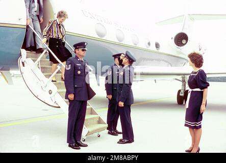 La prima signora Nancy Reagan è salutata dal col. Preston Davis, ex vice-comandante della 1776th Air base Wing, quando esce da un aereo C-20 Gulfstream III. Base: Andrews Air Force base Stato: Maryland (MD) Paese: Stati Uniti d'America (USA) Foto Stock