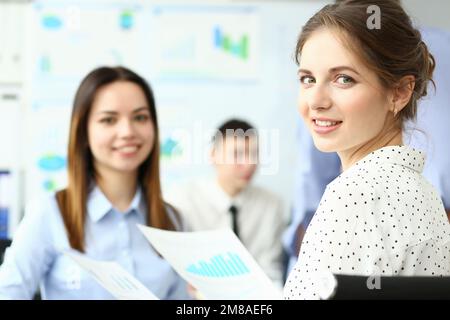 Team di analisi aziendale che lavora con i risultati dell'analisi finanziaria Foto Stock