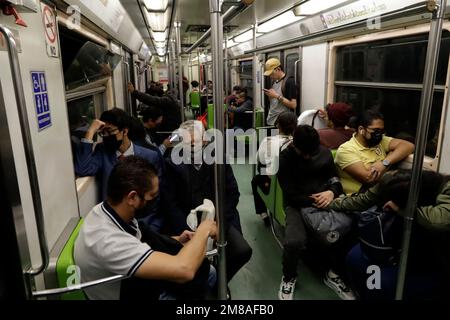 Non esclusiva: 12 gennaio 2023, Città del Messico, Messico: Milioni di persone viaggiano quotidianamente con il sistema di trasporto collettivo della metropolitana di Città del Messico. Il gennaio Foto Stock