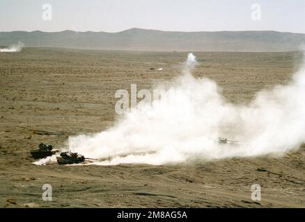 M-1A1 i principali carri armati di battaglia di Abrams della 24th° Divisione di Fanteria (meccanizzata), uno parzialmente oscurato dalla polvere, si spostano attraverso il pavimento del deserto durante un esercizio di fuoco vivo. A sinistra c'è una M-551 Sheridan Light Tank. Data esatta dell'acquisizione sconosciuta. Base: Fort Irwin Stato: California (CA) Nazione: Stati Uniti d'America (USA) Foto Stock