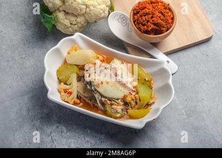 Gaeng Som Thai meridionale Pesce al curry giallo piccante con verdure miste Foto Stock