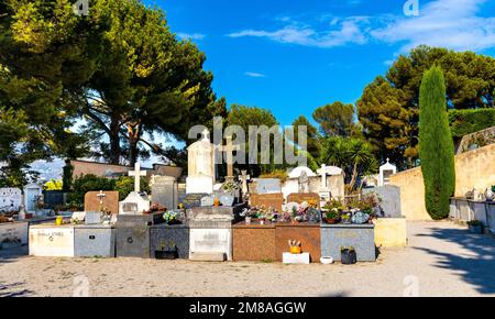 Saint Jean Cap Ferrat, Francia - 3 agosto 2022: Cimitero storico a parte la chiesa di Saint Hospice nella città di Saint-Jean-Cap-Ferrat località sul capo Cap Ferrat Foto Stock