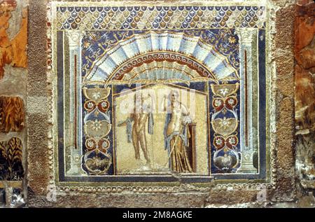 Mosaico murale a Ercolano, antica città romana in Italia. Foto Stock