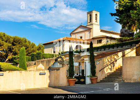 Saint Jean Cap Ferrat, Francia - 3 agosto 2022: Chapelle Saint Hospice Chapel a Saint-Jean-Cap-Ferrat città sul capo Cap Ferrat a Riviere francese Foto Stock