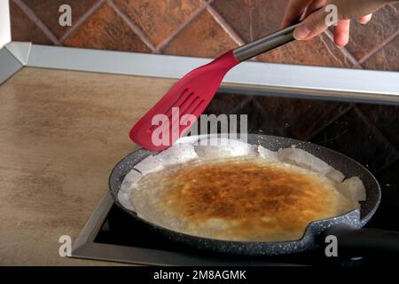 foto di un pancake fritto sdraiato in una padella sulla stufa Foto Stock