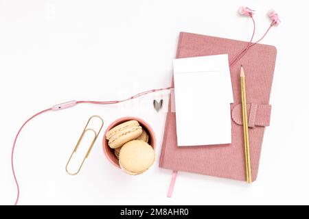 Oggetti femminili in oro e rosa, tra cui articoli da cancelleria, auricolari, cuore e macaron Foto Stock