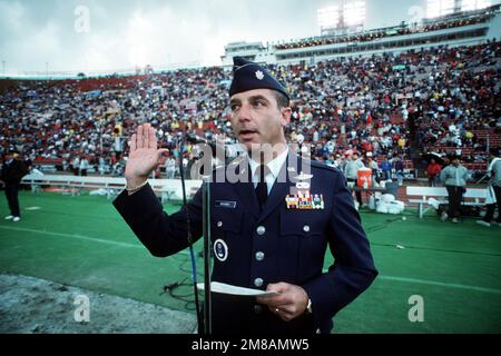 LTC Backman of the Air Force Recruiting Service amministra il giuramento di arruolamento a un gruppo di circa 150 membri del programma Air Force Delayed Enlistment Program durante una cerimonia al Los Angeles Coliseum. Durante la cerimonia, che si svolge prima dell'inizio di una partita di calcio professionistico, vengono riarruolati anche diversi militari in servizio. Base: Los Angeles Stato: California (CA) Paese: Stati Uniti d'America (USA) Foto Stock