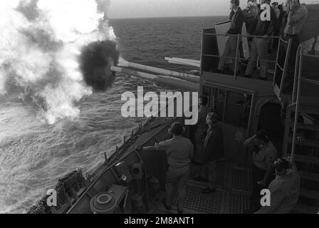 Posteriore ADM. (Metà inferiore) Daniel P. March, comandante, Gruppo di trasporto tre, osserva una dimostrazione di fuoco delle pistole Mark 7 16-inch/50-calibro a bordo della nave da guerra USS MISSOURI (BB-63), durante il suo giro d'ispezione della nave. CAPT. J.J. Chernesky, comandante del MISSOURI, è in piedi accanto a marzo. Paese: Oceano Pacifico (POC) Foto Stock