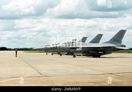 Quattro aerei Royal Thai Air Force F-16A Fighting Falcon aspettano di entrare in taxi sulla pista durante la combinazione Thai/Stati Uniti Esercizio Cobra Gold '89. Soggetto operativo/Serie: COBRA GOLD '89 base: Korat Royal Thai Air Force base Paese: Thailandia (THA) Foto Stock