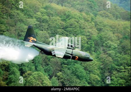 Un aereo C-130 Hercules del 943rd Tactical Airlift Group, Air Force Reserve, scarica ritardante di fuoco su un'area forestale minacciata. Gli equipaggi dei sistemi modulari di estinzione aerea (MAFFS, Reserve and Guard Modular Airborne Firefighting Systems) rispondono alle chiamate dei vigili del fuoco civili per contribuire a controllare gli incendi boschivi di grandi dimensioni. Stato: Colorado (CO) Paese: Stati Uniti d'America (USA) Foto Stock