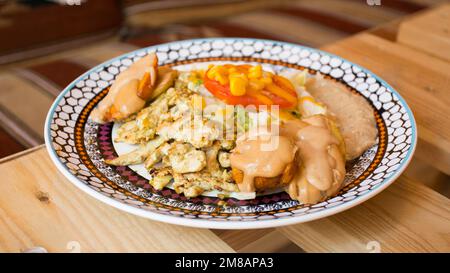 Piatto combinato di falafel con verdure. Faláfel o falafel​ è una crocchette di ceci o di fagiolini. Di solito viene consumato in Medio Oriente. Foto Stock