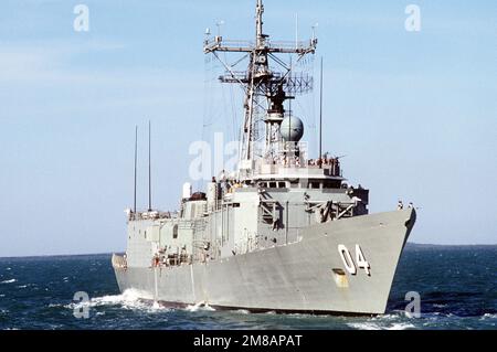 Una vista a dritta dell'arco della Royal Australian Navy Frigate HMAS DARWIN (04) in corso al largo della costa di Darwin, Australia, durante l'esercizio congiunto Australia/Stati Uniti Kangaroo '89. Soggetto operativo/Serie: KANGAROO '89 Paese: Sconosciuto Foto Stock