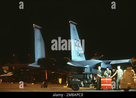 I membri dell'equipaggio di manutenzione prestano servizio a un aeromobile 18th Tactical Fighter Wing F-15 Eagle durante le operazioni notturne. L'aereo è in preparazione per la partecipazione all'esercizio cope Thunder 89-5. Soggetto operativo/Serie: COPE THUNDER 89-5 base: Clark Air base Stato: Luzon Paese: Filippine (PHL) Foto Stock