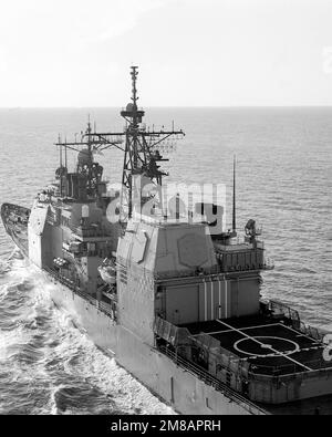 Una vista parziale del quarto porto dell'incrociatore missilistico guidato USS YORKTOWN (CG 48) in corso. Paese: Oceano Atlantico (AOC) Foto Stock