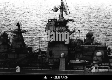 Una vista parziale a lato del porto a bordo delle navi dell'incrociatore missilistico guidato KALININ, classe sovietica Kirov, all'ancora, che mostra alcuni radar di ricerca e di controllo antincendio della nave. Paese: Mar Mediterraneo (MED) Foto Stock