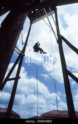 A Marine of 4th Platoon, Fleet Anti-Terrorist Security Team (FAST) Company, rapelli da una torre. Base: Howard Air Force base Paese: Panama (PAN) Foto Stock