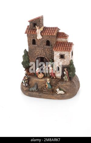 Set di presepio natalizio e figurine angelo isolato su sfondo bianco Foto Stock