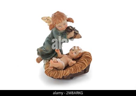 Set di presepio natalizio e figurine angelo isolato su sfondo bianco Foto Stock