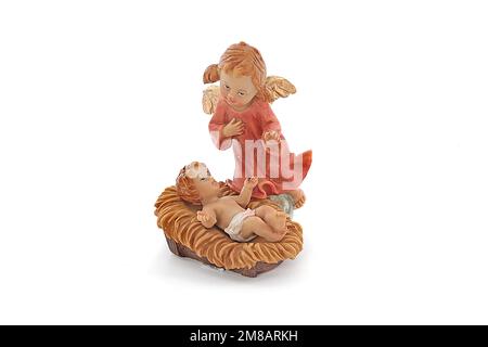 Set di presepio natalizio e figurine angelo isolato su sfondo bianco Foto Stock