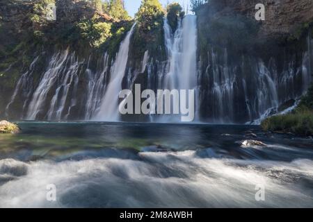Una splendida vista delle cascate di Burney al McArthur-Burney Falls Memorial state Park in California. Foto Stock