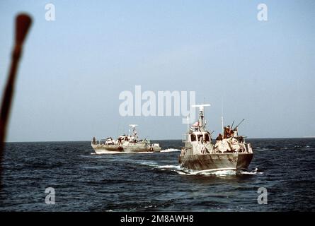 Gli equipanti sono pronti alle armi di due pattuglie PB Mark III che operano nel golfo. Le barche di pattuglia sono tra le risorse della Marina che vengono utilizzate per fornire sicurezza per le spedizioni con bandiera degli Stati Uniti nella zona. Paese: Sconosciuto Foto Stock