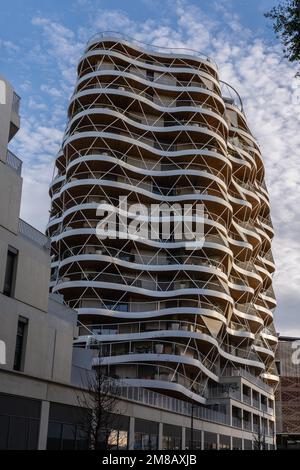 Montpellier, Francia - 01 12 2022 : Vista verticale del moderno punto di riferimento alto Roch condominio con architettura futuristica di Xavier Gonzalez Foto Stock