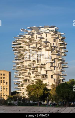 Montpellier, Francia - 01 12 2022 : Vista verticale del famoso punto di riferimento arbre blanc o edificio di alberi bianchi con architettura futuristica di Sou Fujimoto Foto Stock