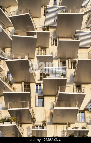 Montpellier, Francia - 01 12 2022 : Vista dettagliata ad angolo basso del moderno punto di riferimento arbre blanc o condominio di albero bianco con architettura futuristica Foto Stock