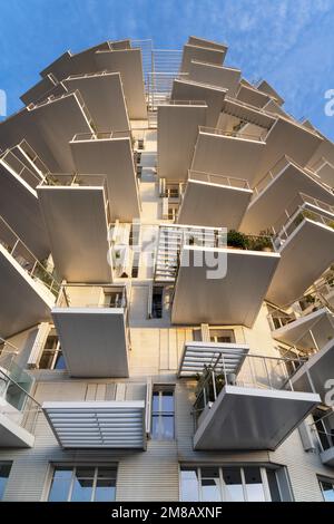 Montpellier, Francia - 01 12 2022 : Vista a basso angolo del famoso punto di riferimento arbre blanc o edificio di alberi bianchi con architettura futuristica di Sou Fujimoto Foto Stock