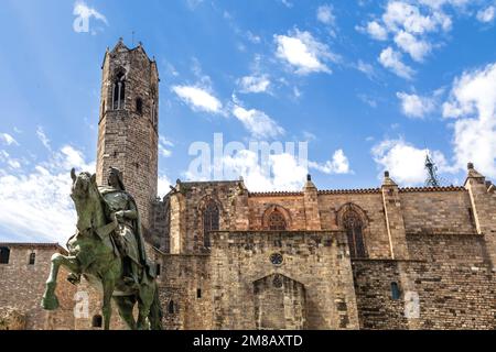 Ramon Berenguer III la Grande statua di Barcellona, Spagna. Situato in Plaza Ramon Berenguer el Gran, il monumento è una replica di una statua precedente. Foto Stock