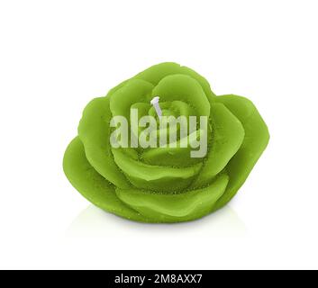 Candela profumata di vari colori isolata su sfondo bianco a forma di fiore. Elegante candela colorata Foto Stock