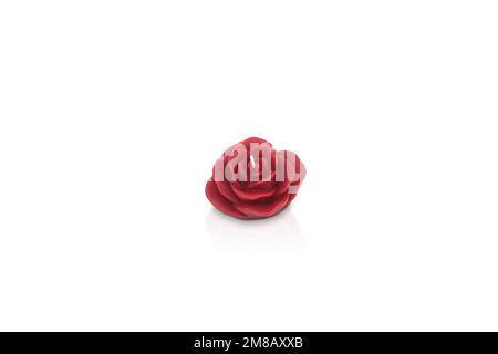 Candela profumata di vari colori isolata su sfondo bianco a forma di fiore. Elegante candela colorata Foto Stock